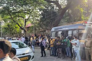 Read more about the article ജയിൽ മോചിതനായ ആര്യനെ കാണാൻ ആൾക്കൂട്ടം; മോഷ്ടാക്കൾ കവർന്നത് 10 മൊബൈൽ ഫോണുകൾ