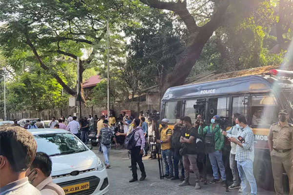 Read more about the article ജയിൽ മോചിതനായ ആര്യനെ കാണാൻ ആൾക്കൂട്ടം; മോഷ്ടാക്കൾ കവർന്നത് 10 മൊബൈൽ ഫോണുകൾ