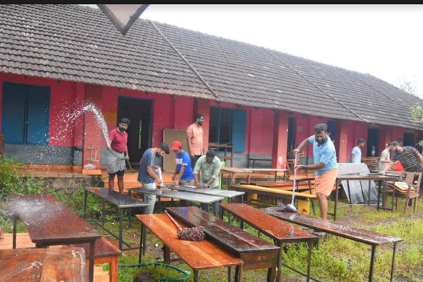 Read more about the article വിദ്യാലയങ്ങളെ ഉണർത്തി നാട്ടുകൂട്ടങ്ങൾ; വിദ്യാർഥികളെ കാത്ത് സ്‌കൂൾ മുറ്റം; ശുചീകരിച്ച് യുവാക്കളുടെ കൂട്ടായ്മ; സഹായവുമായി പൂർവവിദ്യാർഥികളും