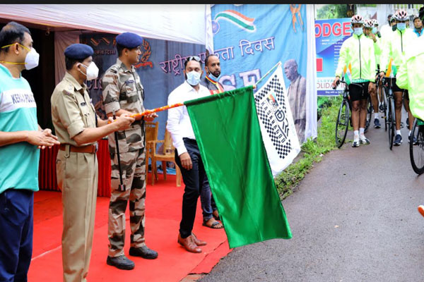 You are currently viewing തിരുവന്തപുരം മുതല്‍ ഗുജറാത്ത് വരെ: സി.ഐ.എസ്.എഫ് സൈക്കിള്‍ റാലിയ്ക്ക് കാസര്‍കോട് ജില്ലയില്‍ സ്വീകരണം നല്‍കി