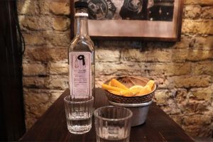 Read more about the article മുത്തച്ഛന്‍ വാങ്ങിവെച്ച മദ്യം ശീതളപാനീയമെന്നുകരുതി കുടിച്ച അഞ്ച് വയസ്സുകാരനായ കൊച്ചുമകൻ  മരിച്ചു;  പിന്നാലെ ഹൃദയാഘാതത്തെത്തുടര്‍ന്ന് മുത്തച്ഛനും മരിച്ചു