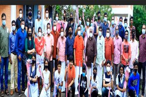 Read more about the article ഹോക്കിയിൽ മുന്നേറാൻ കാസർകോട്: സ്‌കൂൾ കുട്ടികൾക്ക് ഹോക്കി സ്റ്റിക്ക് വിതരണം ചെയ്തു