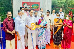 Read more about the article കാലവർഷ കെടുതിയിൽ വീട് നിലംപരിശായി;  കമലയ്ക്ക് സി.പി.ഐ.എം ജനകീയ കൂട്ടായ്‌മയിൽ നിർമിച്ച  സ്‌നേഹവീട് നൽകി