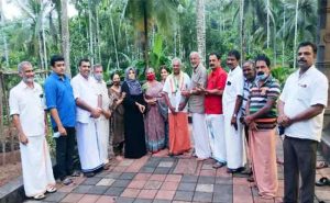 Read more about the article ആധ്യാത്മിക പ്രഭാഷ കൻ കരുണാകരൻ നായരെ ആദരിച്ച് മുളിയാർ വെൽഫെയർ സൊസൈറ്റി