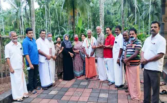 Read more about the article ആധ്യാത്മിക പ്രഭാഷ കൻ കരുണാകരൻ നായരെ ആദരിച്ച് മുളിയാർ വെൽഫെയർ സൊസൈറ്റി