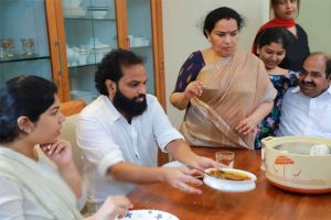 Read more about the article ബിനീഷിനെ ഒരു വർഷം കഴിഞ്ഞിട്ടാണെങ്കിലും കാണാൻ സാധിച്ചതിൽ ആശ്വാസം; സി.പി.എം സെക്രട്ടറി സ്ഥാനത്തേക്കുള്ള തിരിച്ചുവരവ് പാർട്ടി തീരുമാനിക്കട്ടേയെന്ന് കോടിയേരി ബാലകൃഷ്ണൻ