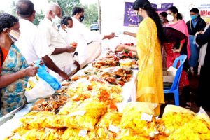 Read more about the article അയല്‍ക്കൂട്ട വനിതാ സംരംഭങ്ങളില്‍ നിന്നും പ്രാദേശിക രുചി മധുരമൊരുക്കി കുടുംബശ്രീ പലഹാര മേള