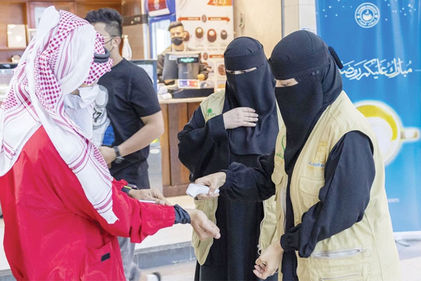 Read more about the article കോവിഡ് സാഹചര്യം മെച്ചപ്പെടുന്നു; കുവൈത്തില്‍ ഇനിമുതൽ മാസ്‌ക് ധരിക്കാതെ പുറത്തിറങ്ങി നടക്കാം; പള്ളികളില്‍ സാമൂഹിക അകലം ഒഴിവാക്കി