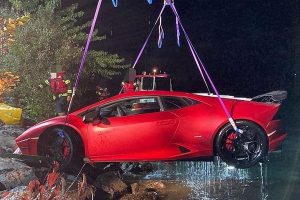 Read more about the article ചവിട്ടിയപ്പോൾ ബ്രേക്കും ആക്‌സിലേറ്ററും തമ്മിൽ മാറിപ്പോയി; ഒരു കോടിയോളം വില വരുന്ന  ലംബോര്‍ഗിനി ഇടിച്ചിറങ്ങിയത് തടാകത്തിലേയ്ക്ക്