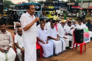 Read more about the article ബോവിക്കാനം – ഇരിയണ്ണി-കുറ്റിക്കോൽ റോഡ് പ്രവർത്തി പൂർത്തീകരിക്കണം; ആവശ്യവുമായി മുസ്‌ലിം ലീഗ് ധർണ്ണ നടത്തി