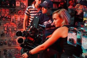 Read more about the article സിനിമയ്ക്കായി അബദ്ധത്തിൽ വെടിയേൽക്കുന്ന ഭാഗം ചിത്രീകരിക്കുന്നതിനിടെ നായകൻ്റെ വെടിയേറ്റ് ഛായാഗ്രാഹക മരിച്ചു