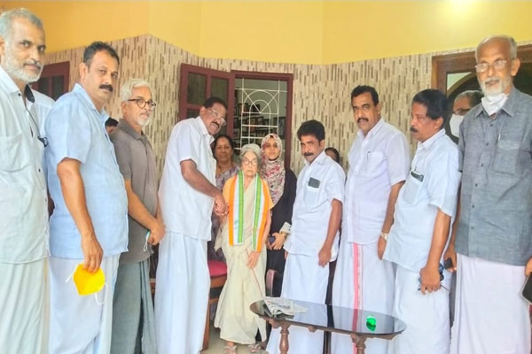 Read more about the article ഗാന്ധി രാമൻനായരുടെ സ്മൃതികുടീരത്തിൽ രാജ്മോഹൻ ഉണ്ണിത്താൻ എം.പിയുടെ നേതൃത്വത്തിൽ പുഷ്പാർച്ചന; മകൾക്ക് ആദരം