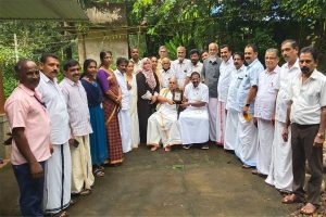 Read more about the article കക്ഷി രാഷട്രീയത്തിന് അതീതമായ പ്രവർത്തനങ്ങൾ;  മുളിയാർ ഗ്രാമപഞ്ചായത്ത് മുൻ പ്രസിഡണ്ട് മൂല നാരായണൻ നായരെ മുളിയാർ വെൽഫെയർ സൊസൈറ്റി ആദരിച്ചു