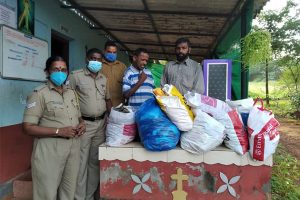 Read more about the article അമ്പലത്തറ സ്നേഹാലയത്തിലെ അന്തേവാസികൾക്ക് വസ്ത്രങ്ങൾ; ജനമൈത്രി പോലിസ്- ട്രോമകെയർ വളണ്ടിയർമാർ മാതൃകയായി