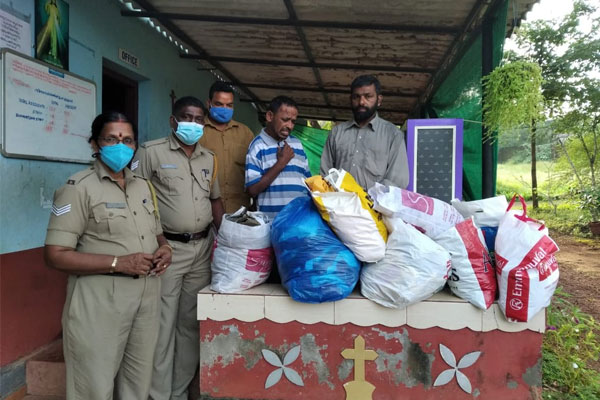 Read more about the article അമ്പലത്തറ സ്നേഹാലയത്തിലെ അന്തേവാസികൾക്ക് വസ്ത്രങ്ങൾ; ജനമൈത്രി പോലിസ്- ട്രോമകെയർ വളണ്ടിയർമാർ മാതൃകയായി