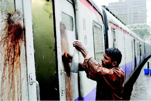 Read more about the article ട്രെയിനിലെ യാത്രക്കാരുടെ ‘തുപ്പല്‍’ കഴുകിക്കളയാന്‍ ഇന്ത്യന്‍ റെയില്‍വെ ഒരു വര്‍ഷം ചെലവാക്കുന്നത് 1200 കോടി രൂപ