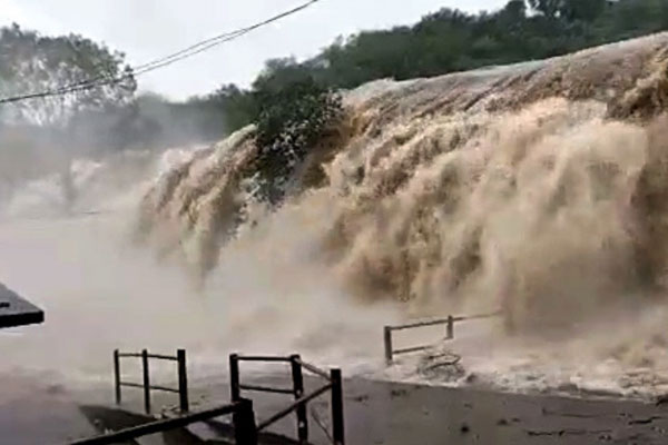 Read more about the article മഴക്കെടുതി: സംസ്ഥാനത്ത് മരിച്ചവരുടെ കുടുംബങ്ങൾക്ക് 4 ലക്ഷം നൽകുമെന്ന് സർക്കാർ