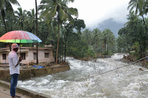 Read more about the article കേരളത്തിൽ അതീവ ജാഗ്രത, ഇടിയോട് കൂടി മഴയും 40 കി.മി വേഗതയില്‍ കാറ്റിനും സാധ്യത; കരസേനയും വ്യോമസേനയും കോട്ടയത്തേക്ക്