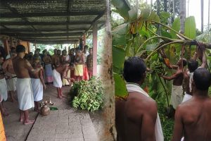 Read more about the article പത്താമുദയം:  പൊടിപ്പള്ളം ശ്രീ ചീരുംബാ  ഭഗവതി ക്ഷേത്രത്തിൽ കുല കുത്തൽ ചടങ്ങ് നടന്നു