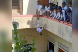 Read more about the article വിദ്യാര്‍ഥിയെ ടെറസിനുമുകളില്‍ കൊണ്ടുപോയി തലകീഴായി പിടിച്ച്‌ താഴേക്കിടുമെന്ന്​ ഭീഷണിപ്പെടുത്തി;  അധ്യാപകന്‍ അറസ്​റ്റില്‍