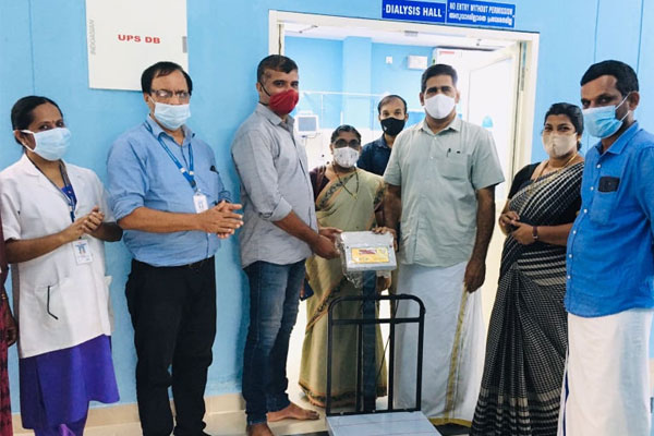 Read more about the article നീലേശ്വരം താലൂക്ക് ആശുപത്രി ഡയാലിസിസ് കേന്ദ്രത്തിലേക്ക് വെയിങ്ങ് മെഷീന്‍ നല്‍കി എന്‍.പി അഹമ്മദ്കുഞ്ഞി