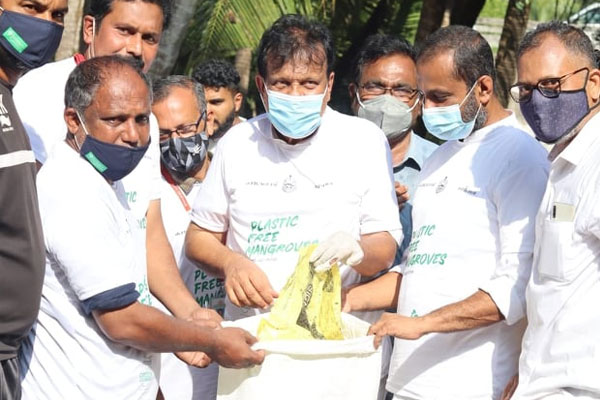 Read more about the article ശേഖരിച്ചത് 5 ടൺ പ്ലാസ്റ്റിക്ക് മാലിന്യം;  പള്ളംതോട് കണ്ടൽകാട് ശുചീകരണ യജ്ഞം നടത്തി കാസർകോട് നഗരസഭ