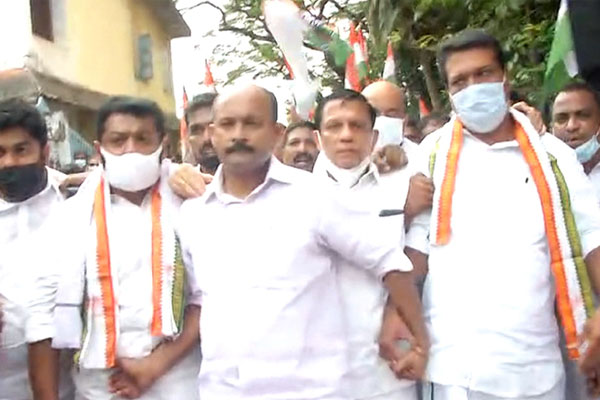 You are currently viewing നടൻ ജോജു ജോർജിൻ്റെ കാർ ആക്രമിച്ച സംഭവം; ടോണി ചമ്മണി ഉൾപ്പെടെയുള്ളവർ പൊലീസിൽ കീഴടങ്ങി