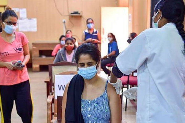 You are currently viewing കേരളത്തിൽ സംഭവിക്കുന്നത് ബ്രേക്ക്‌ത്രൂ അണുബാധകൾ ; വാക്‌സിൻ എടുത്തവരിലും കോവിഡ് വ്യാപിക്കുന്നു