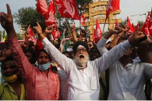 Read more about the article ബില്ലുകൾ റദ്ദാക്കുന്ന സാങ്കേതിക നടപടികൾ പൂർത്തിയാക്കണം; കർഷക സമരം തുടരാൻ സംയുക്ത സമരസമിതിയുടെ തീരുമാനം