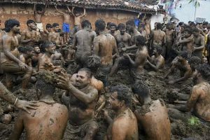 Read more about the article ഒത്തുകൂടി, പരസ്പരം ചാണകം വാരിയെറിഞ്ഞ് തമിഴ്നാട്ടിലെ ഗുമതപുരം; ഇത് സ്പാനിഷ് ലാ ടൊമാറ്റിനയുടെ ഇന്ത്യന്‍ വേര്‍ഷൻ