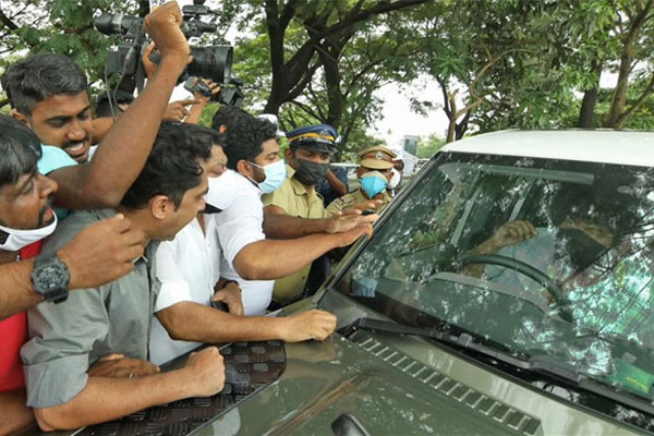 Read more about the article ജോജുവിൻ്റെ വാഹനം തകര്‍ത്ത കോണ്‍ഗ്രസുകാരെ കാണാനില്ല; പലരും ജില്ല വിട്ടതായി പോലീസ് നിഗമനം