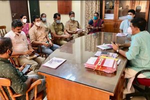 Read more about the article കാറഡുക്ക കാട്ടാന പ്രതിരോധം: തലപ്പച്ചേരി മുതല്‍ പുലിപറമ്പ് വരെ 29 കിലോമീറ്റര്‍ തൂക്ക് വേലി;  ഫീല്‍ഡ് സര്‍വ്വേ നവംബര്‍ 11 ന് ആരംഭിക്കും