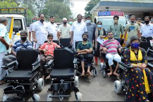 Read more about the article രാജ്മോഹൻ ഉണ്ണിത്താൻ്റെ  എം.പി ഫണ്ട്;  ഇലക്ട്രിക്ക് ചക്രക്കസേരകളും മുച്ചക്ര വാഹനവും വിതരണം ചെയ്തു