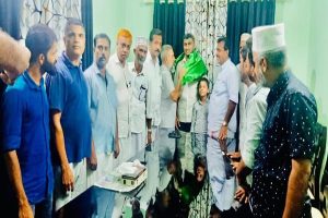 Read more about the article സ്വന്തം വീട്ടു മതിൽ പൊളിച്ചുമാറ്റി റോഡിന് സ്ഥലം നൽകി;  ഹംസ ചോയിസിന് ആദരവുമായി മുസ്‌ലിം  ലീഗ് നേതൃയോഗം