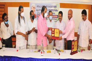 Read more about the article കുഞ്ഞബ്ദുള്ള നെഹ്റു പീസ് ഫൗണ്ടേഷൻ പുരസ്കാരം ഏറ്റുവാങ്ങി