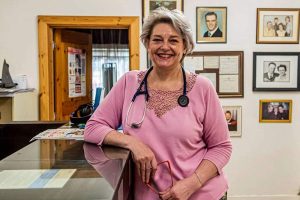 Read more about the article ഒമിക്രോൺ ഗുരുതരമല്ല; ഉണ്ടാവുന്നത് നേരിയ ലക്ഷണങ്ങൾ മാത്രം; യു.കെ അനാവശ്യ പരിഭ്രാന്തി പരത്തുന്നതായി വകഭേദത്തെ തിരിച്ചറിഞ്ഞ ഡോക്ടർ