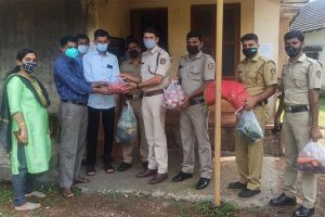 Read more about the article കുട്ടികൾക്കായി ഉച്ചഭക്ഷണം;  ജനകീയ കലവറയിലേക്ക് ജനമൈത്രി പോലീസിൻ്റെ കൈത്താങ്ങ്