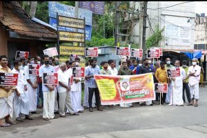 Read more about the article ആചാര സ്ഥാനികരോട് അവഗണന; മലബാർ ദേവസ്വം ബോർഡിന് മുന്നിൽ തീയ്യക്ഷേമ സഭയുടെ ധർണ്ണാ സമരം