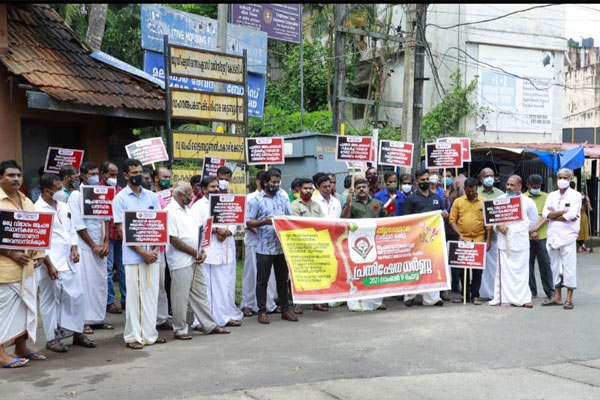 You are currently viewing ആചാര സ്ഥാനികരോട് അവഗണന; മലബാർ ദേവസ്വം ബോർഡിന് മുന്നിൽ തീയ്യക്ഷേമ സഭയുടെ ധർണ്ണാ സമരം