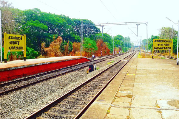 Read more about the article റെയിൽവേ സീസൺ ടിക്കറ്റ് സൗകര്യം ഏർപ്പെടുത്തി; കാസർകോട് ജില്ലക്കാർക്ക് അതിൻ്റെ പ്രയോജനം കിട്ടുന്നില്ല