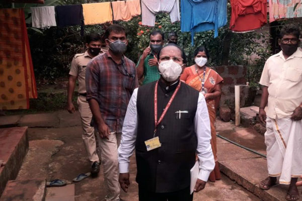 You are currently viewing ജില്ലയിലെ ശുചീകരണ തൊഴിലാളികളുടെ പ്രശ്‌നങ്ങള്‍ കേട്ട് സഫായി കര്‍മചാരീസ് കമ്മീഷന്‍ അംഗം; ഭൂമി സംബന്ധമായ പ്രശ്‌നങ്ങള്‍ക്ക് പരിഹാരം കാണാന്‍ കളക്ടര്‍ക്ക് നിര്‍ദേശം നല്‍കി