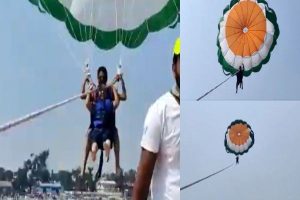 Read more about the article പാരാസെയ്‌ലിങ്ങിനിടെ പാരച്യൂട്ടിൻ്റെ  വടം പൊട്ടി; ദമ്പതികള്‍ കടലില്‍ വീണു; രക്ഷപ്പെട്ടത് തലനാരിഴയ്ക്ക്