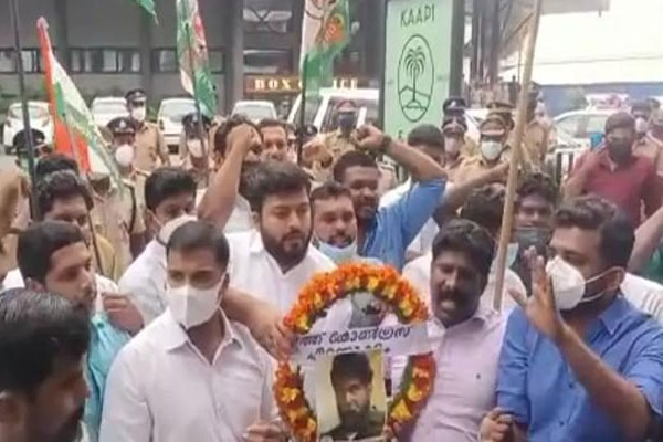 You are currently viewing ചുണയുണ്ടെങ്കിൽ പോരിന് വാടാ, ജോജു ജോർജിന് റീത്ത് വെച്ച് യൂത്ത് കോൺഗ്രസിൻ്റെ  മാർച്ച്