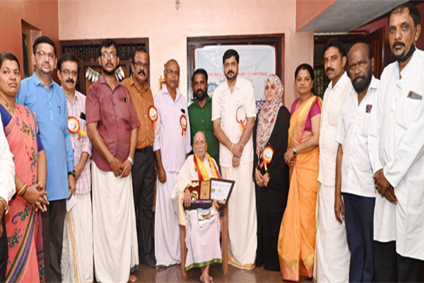Read more about the article കന്നട രാജ്യോത്സവ അവാർഡ് വേദമൂർത്തി ഡോ.മാധവ ഉപാദ്യായ ബള്ളപ്പദവിന് കൈമാറി
