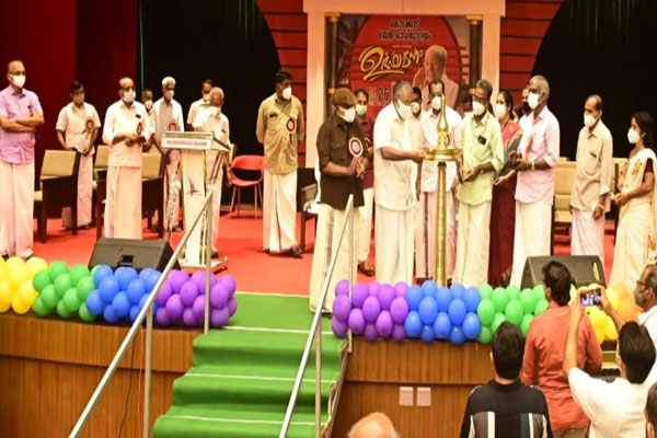 You are currently viewing നാട്ടുകാരെ സഹായിക്കാനാണ് സഹകരണ ബാങ്കുകള്‍; ഗ്രാമീണ ജനതയെ ബാങ്കിംഗ് രീതികള്‍ പഠിപ്പിച്ചത് സഹകരണ മേഖല: മുഖ്യമന്ത്രി