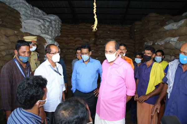 Read more about the article റേഷന്‍ സംഭരണ കേന്ദ്രം സന്ദര്‍ശിച്ച് എല്ലാ സാധനങ്ങളും കരുതൽ ഉണ്ടെന്ന് ഉറപ്പു വരുത്തി ഭക്ഷ്യ മന്ത്രി
