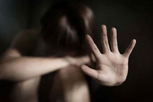 Read more about the article കൊച്ചിയിൽ ഫോട്ടോ ഷൂട്ടിനെത്തിയ യുവതിയെ കൂട്ട ലൈംഗിക പീഡനത്തിന് ഇരയാക്കി; ഒന്നാം പ്രതി പോലീസ് പിടിയിൽ