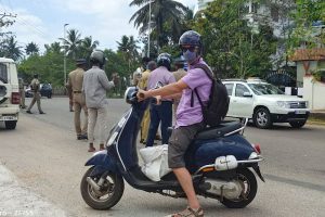 Read more about the article കൈവശം ബില്ലില്ല; കോവളത്ത് വിദേശിയെ തടഞ്ഞ് പൊലീസ്; മദ്യം റോഡില്‍ ഒഴിച്ചു