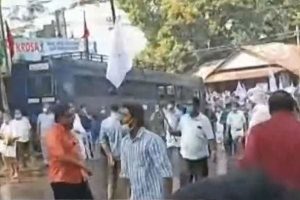 Read more about the article ദേശീയ പാതാ വികസനം; കോഴിക്കോട് വ്യാപാരികളുടെ കളക്ടറേറ്റ് മാര്‍ച്ചില്‍ സംഘര്‍ഷം; പോലിസ് ജലപീരങ്കി പ്രയോഗിച്ചു