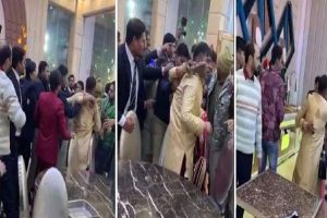 Read more about the article വിവാഹത്തിനിടെ കൂടുതല്‍ സ്ത്രീധനം ആവശ്യപ്പെട്ടു; വിവാഹ വേദിയില്‍ വരനെ കൈകാര്യം ചെയ്ത് ബന്ധുക്കള്‍